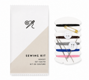 ESSENTIALS ECO – Sewing kit in paper sachet